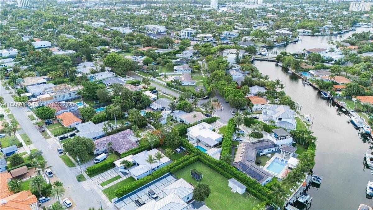 Small Image of 2180 ALAMANDA DR, North Miami Number 42
