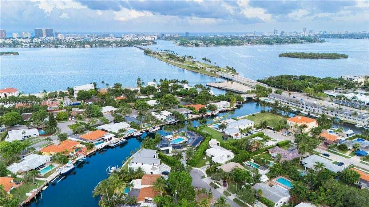 Small Image of 2180 ALAMANDA DR, North Miami Number 43