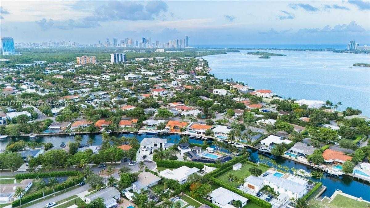 Small Image of 2180 ALAMANDA DR, North Miami Number 44