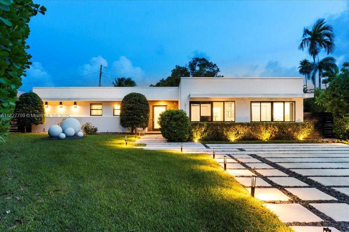 Small Image of 2180 ALAMANDA DR, North Miami Number 45