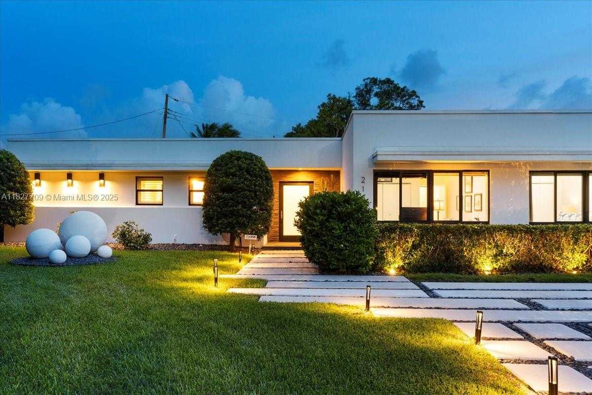 Small Image of 2180 ALAMANDA DR, North Miami Number 46