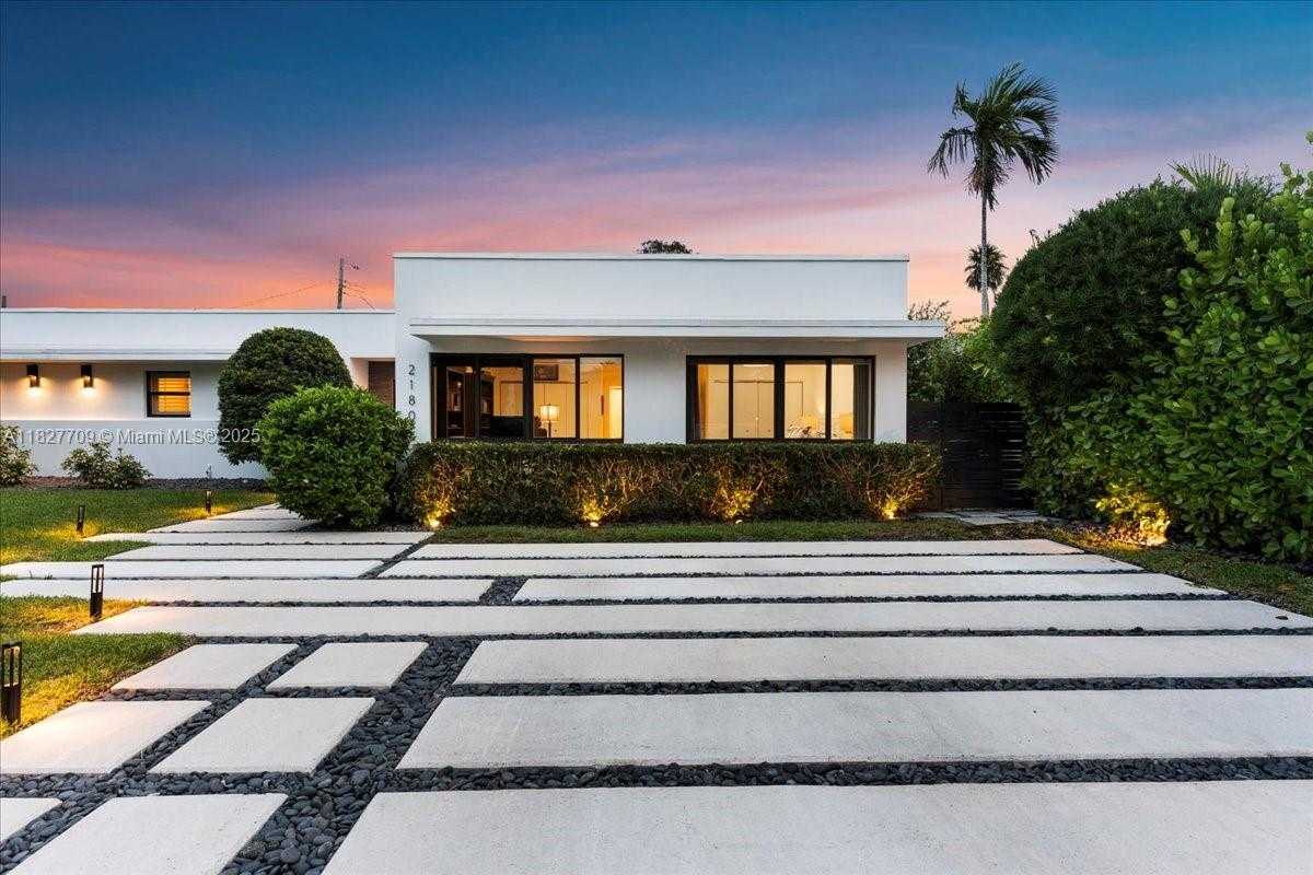 Small Image of 2180 ALAMANDA DR, North Miami Number 47