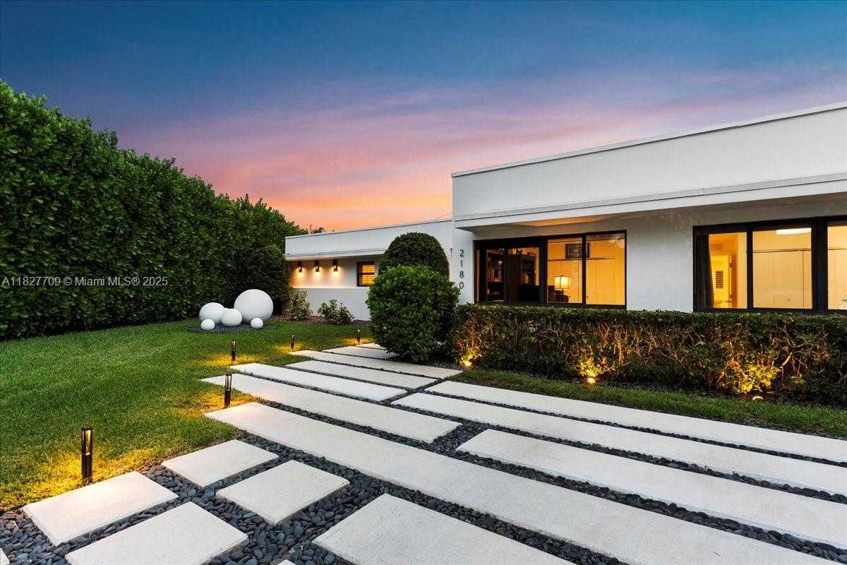 Small Image of 2180 ALAMANDA DR, North Miami Number 48