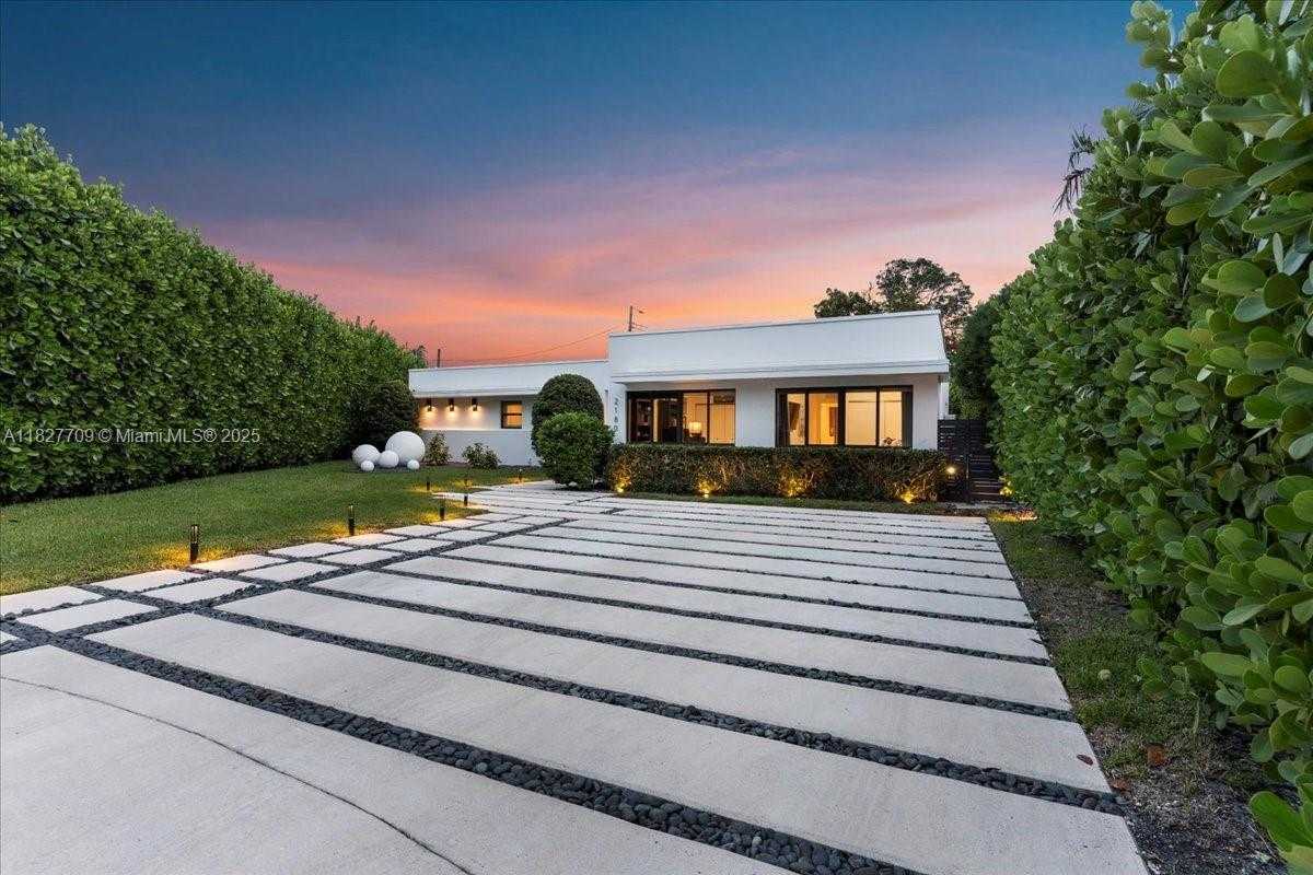 Small Image of 2180 ALAMANDA DR, North Miami Number 49