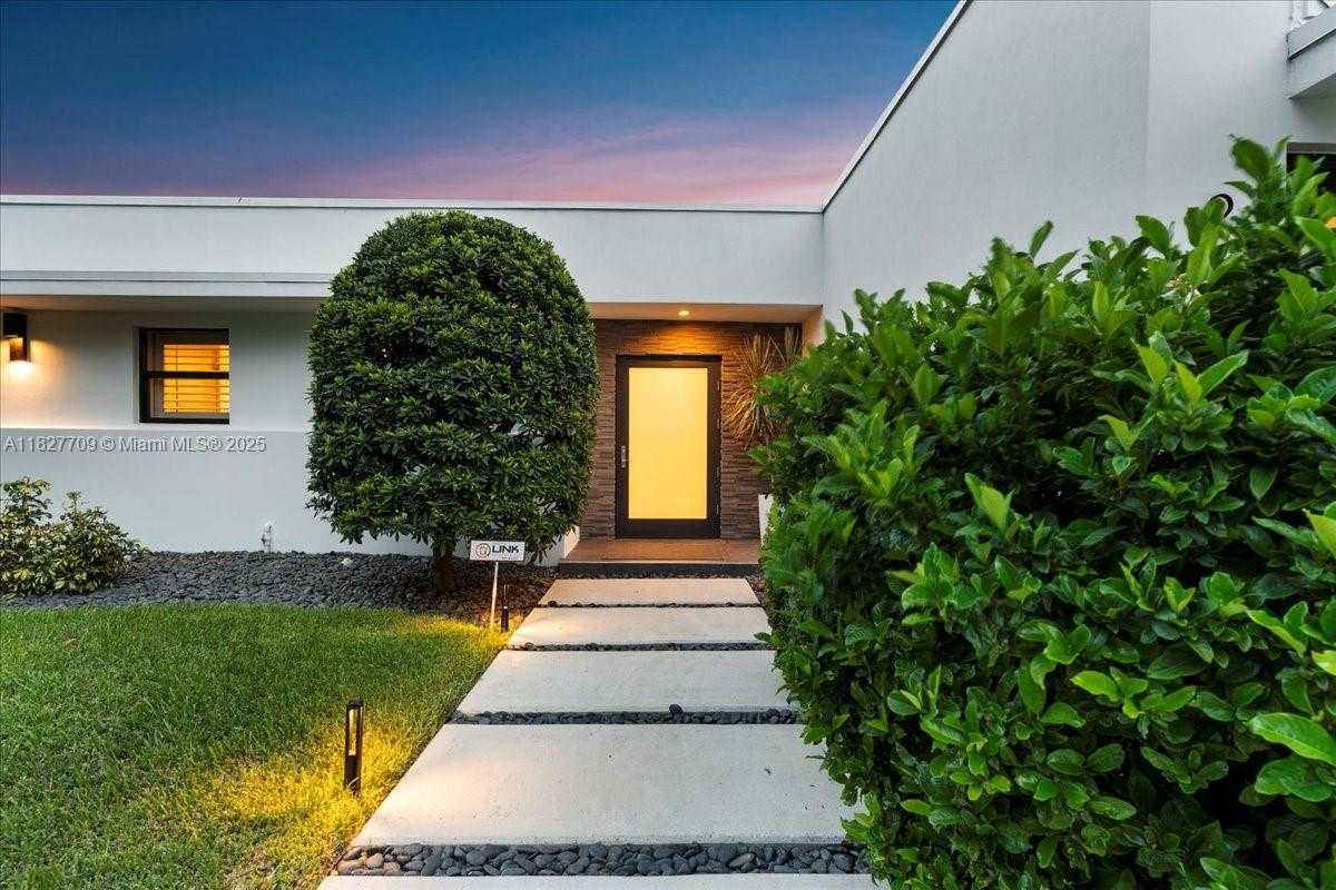 Small Image of 2180 ALAMANDA DR, North Miami Number 50