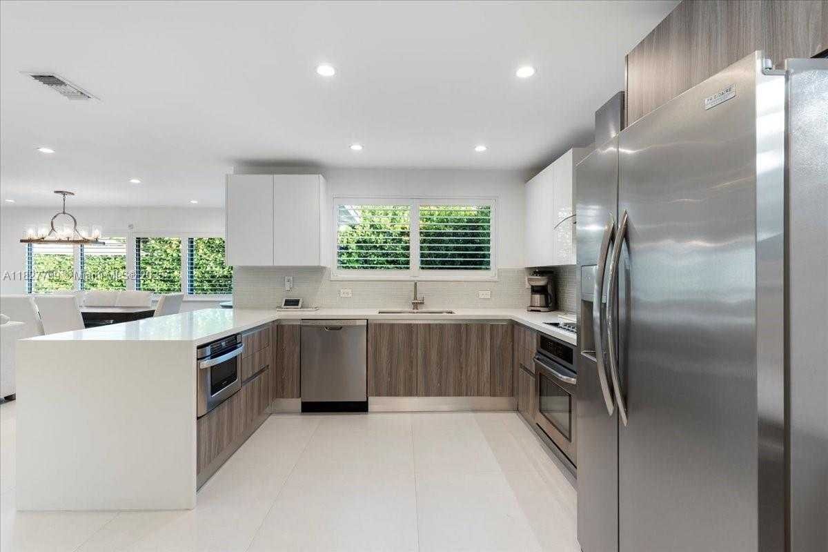 Small Image of 2180 ALAMANDA DR, North Miami Number 7