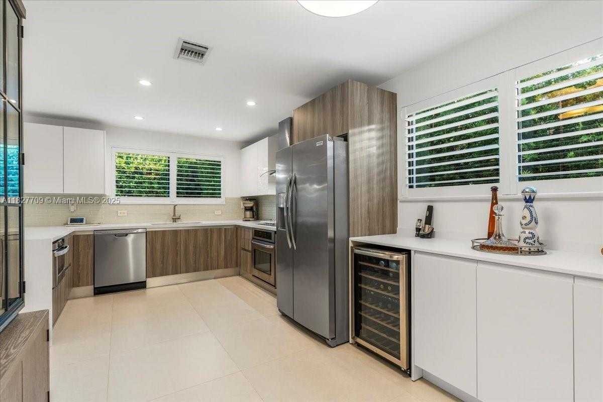 Small Image of 2180 ALAMANDA DR, North Miami Number 8