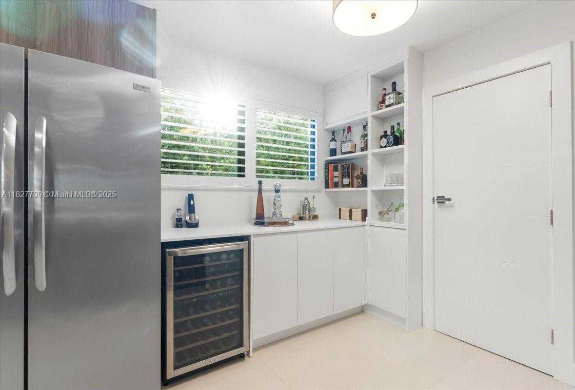 Small Image of 2180 ALAMANDA DR, North Miami Number 9