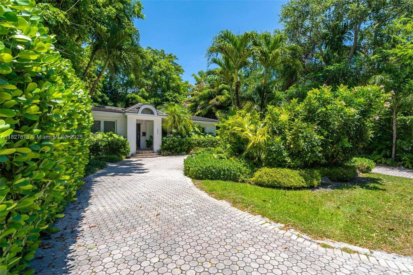 Small Image of 3865 POINCIANA AVE, Miami Number 2