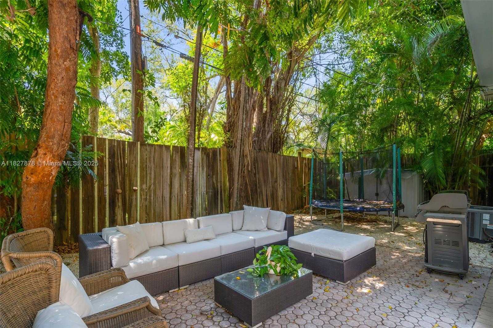 Small Image of 3865 POINCIANA AVE, Miami Number 30