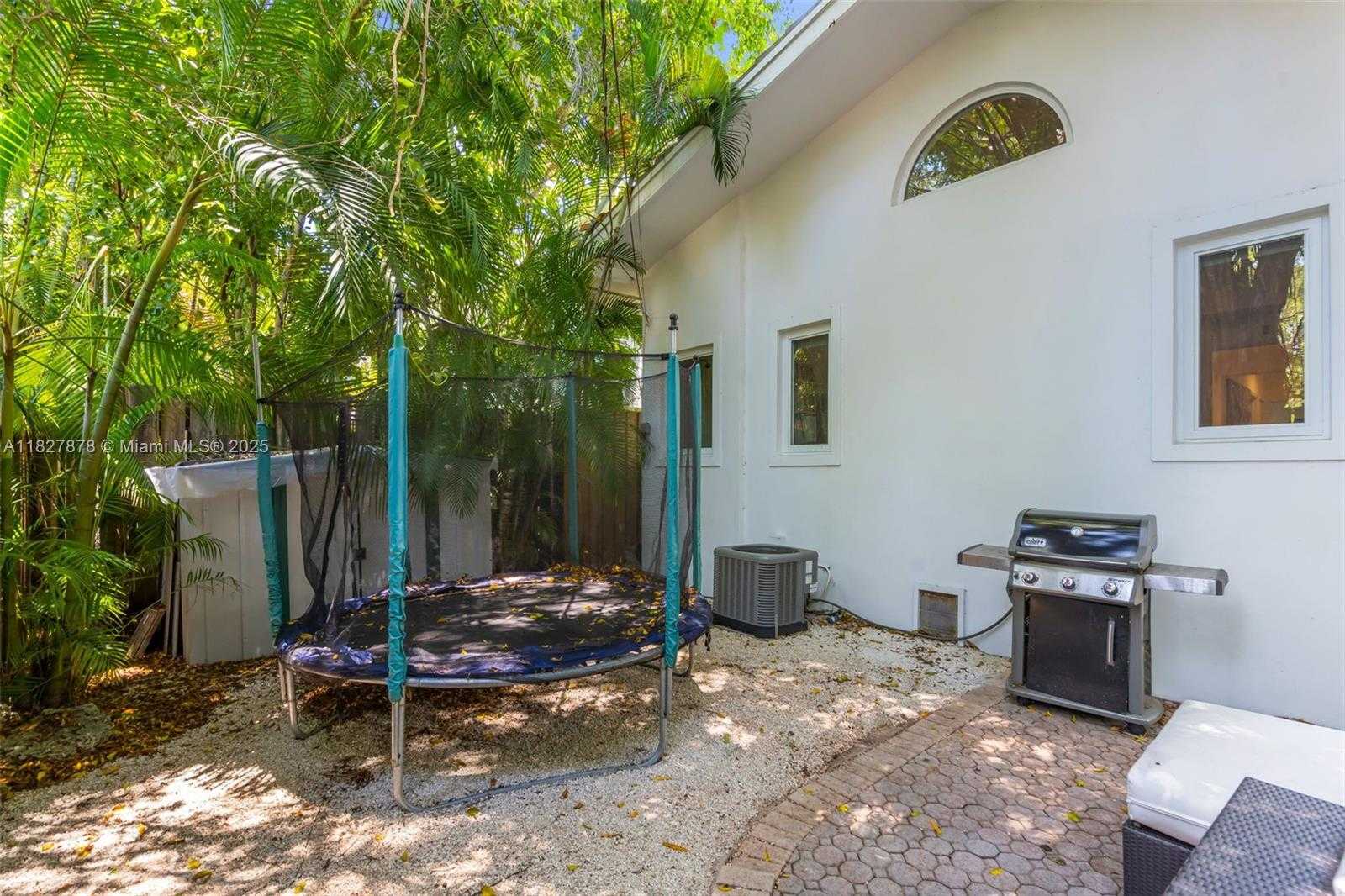 Small Image of 3865 POINCIANA AVE, Miami Number 32