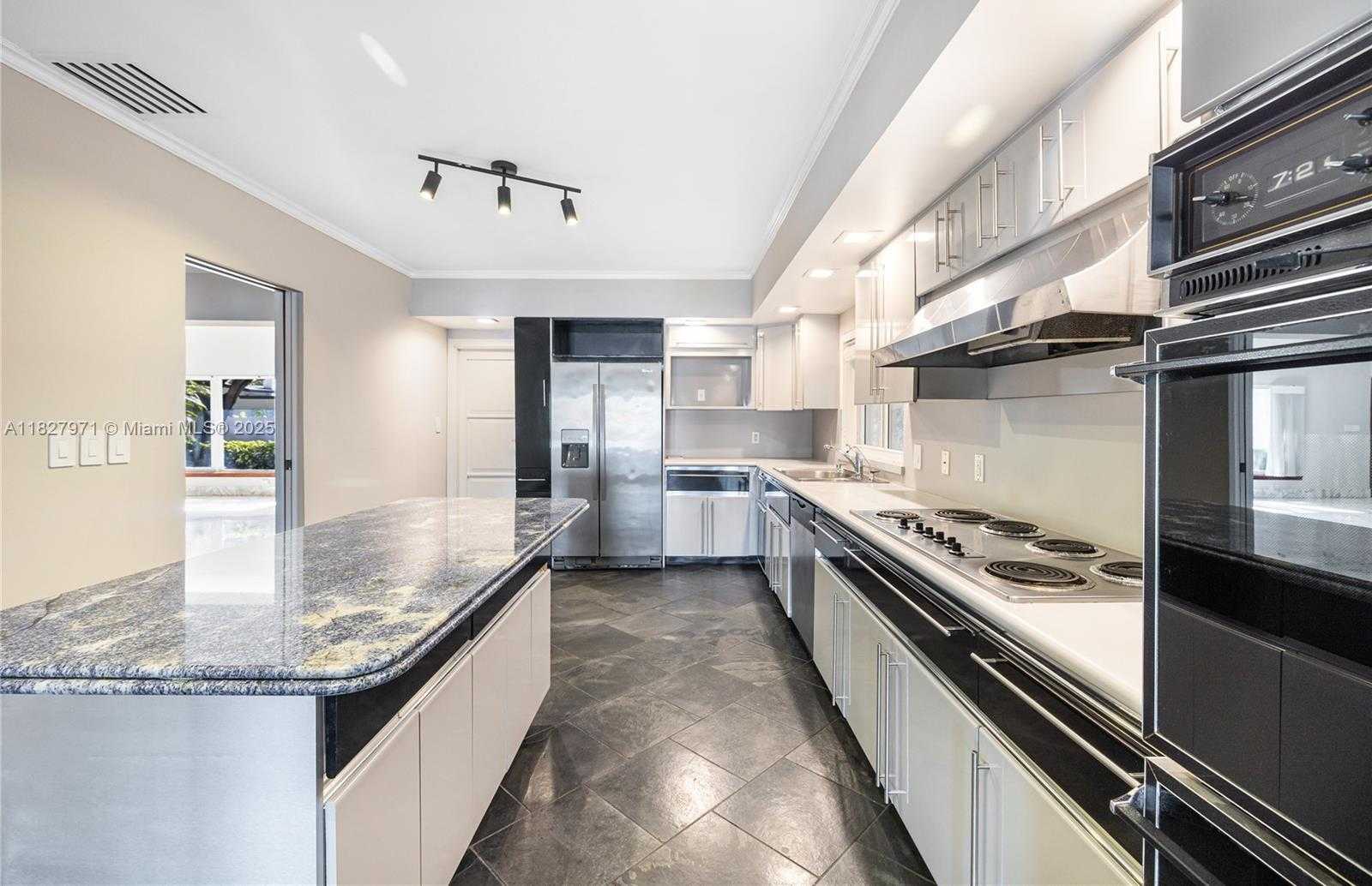 Small Image of 1375 NORTH BISCAYNE POINT RD, Miami Beach Number 24