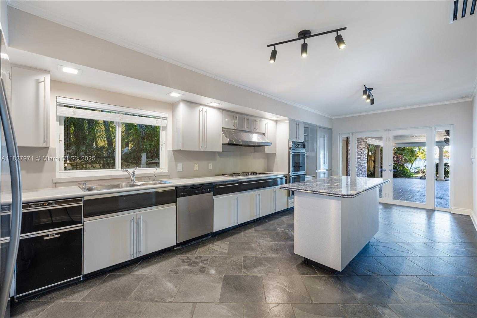 Small Image of 1375 NORTH BISCAYNE POINT RD, Miami Beach Number 25