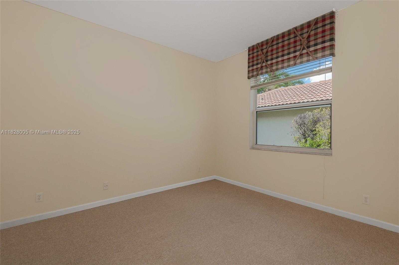 Small Image of 3843 OAK RIDGE CIR, Weston Number 32