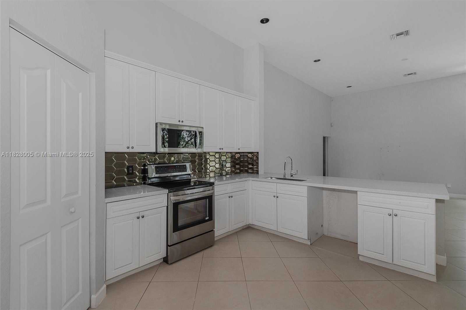Small Image of 3843 OAK RIDGE CIR, Weston Number 4