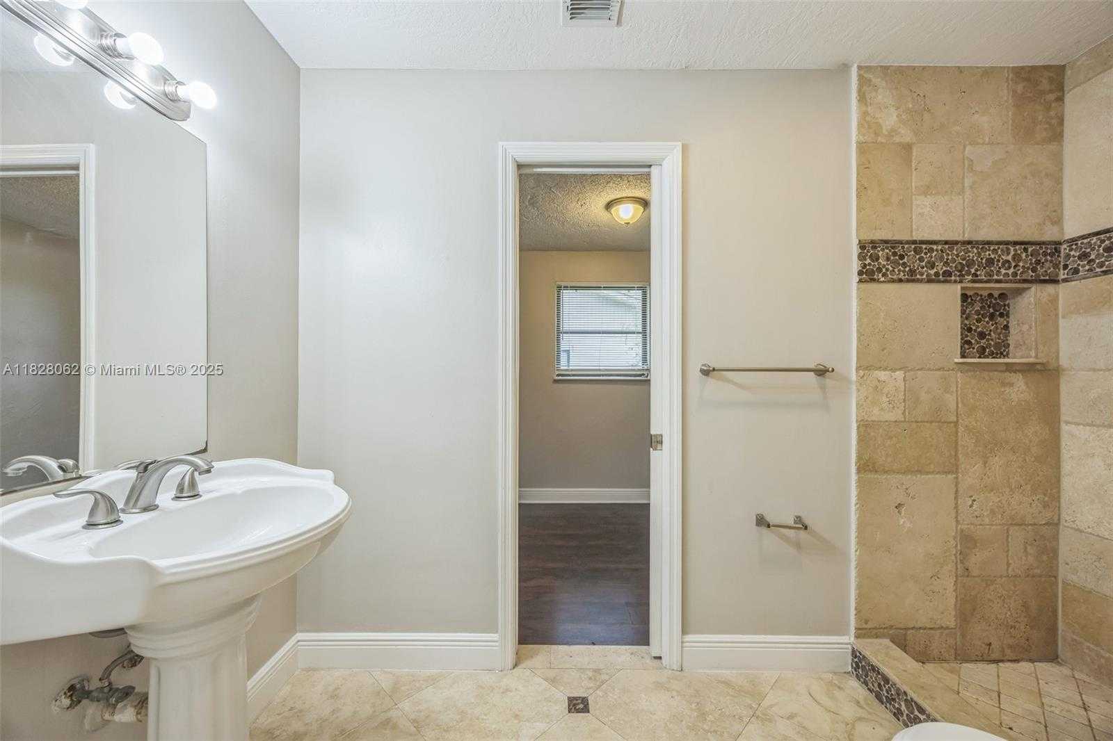 Small Image of 867 RAMBLEWOOD DR, Coral Springs Number 10