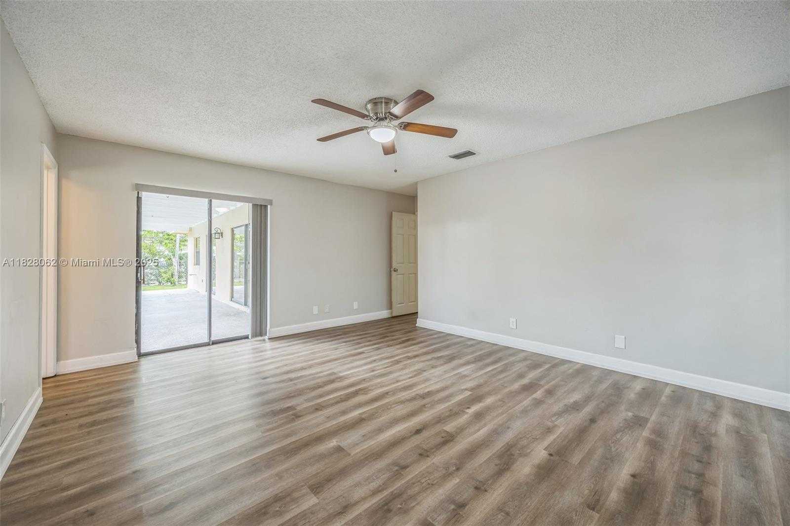 Small Image of 867 RAMBLEWOOD DR, Coral Springs Number 17