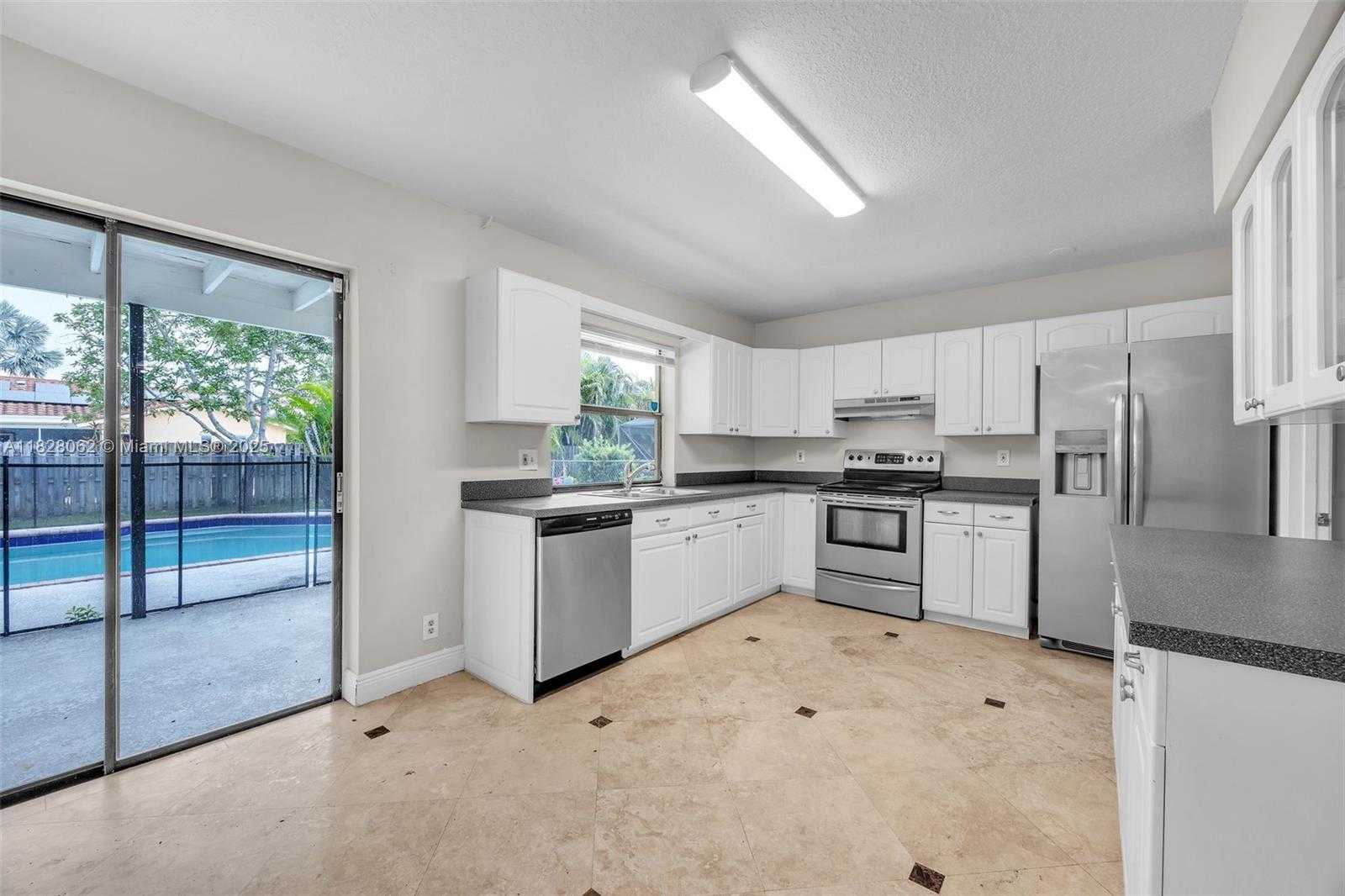 Small Image of 867 RAMBLEWOOD DR, Coral Springs Number 2