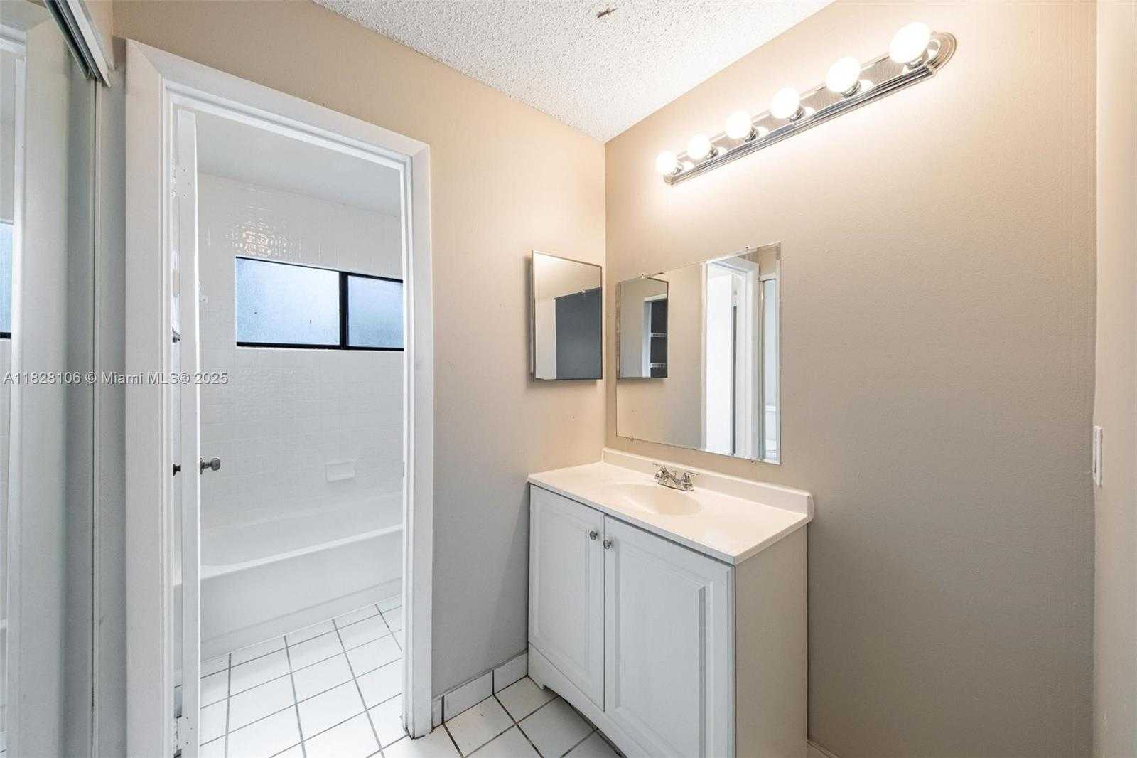 Small Image of 620 LAUREL WAY, North Lauderdale Number 16