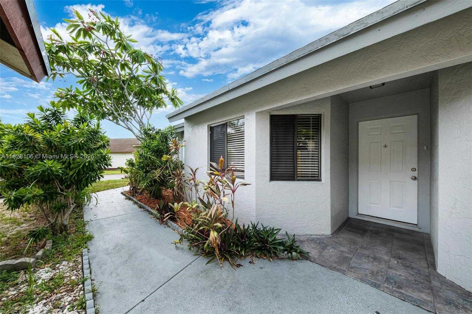 Small Image of 620 LAUREL WAY, North Lauderdale Number 24