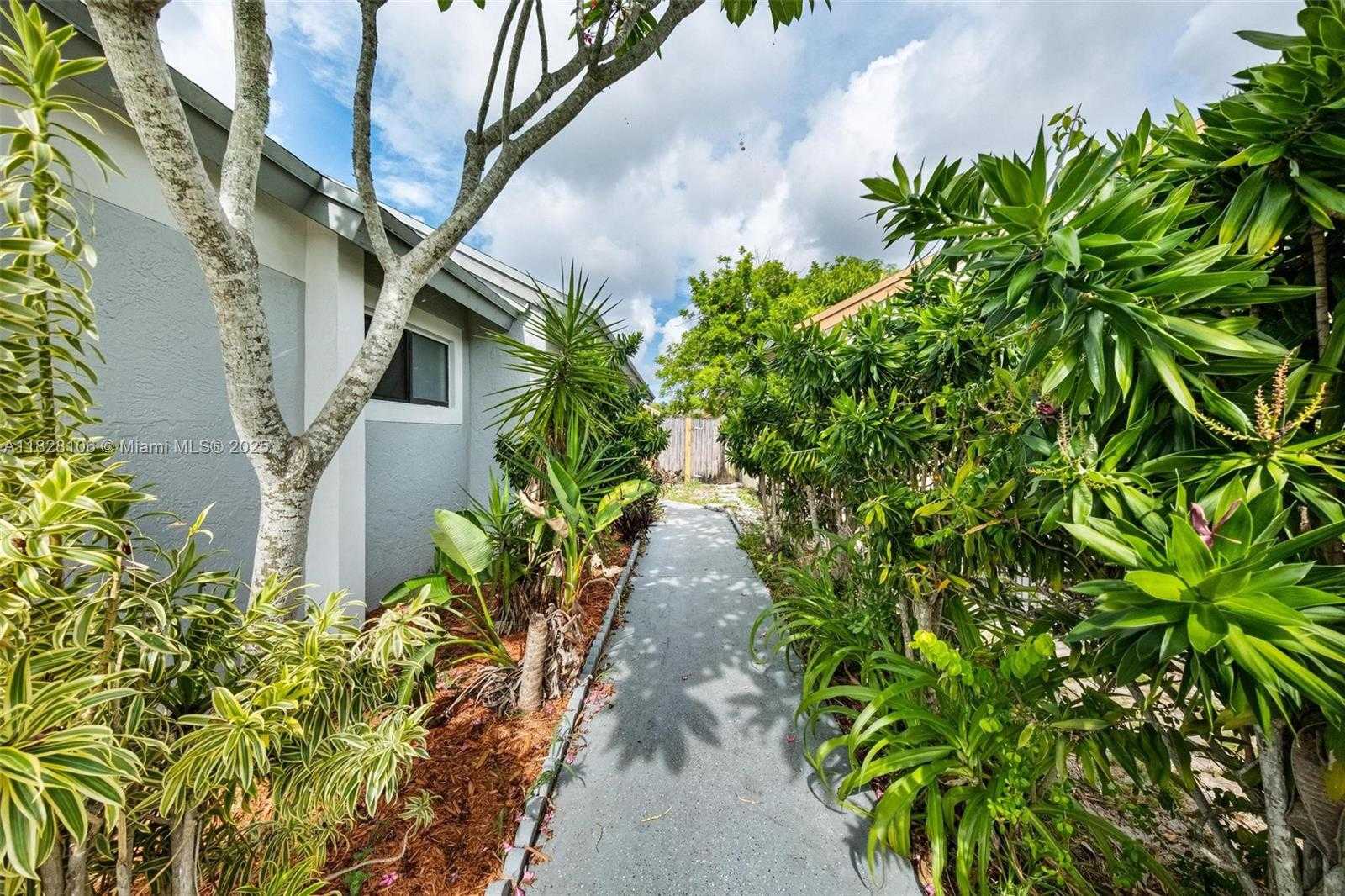 Small Image of 620 LAUREL WAY, North Lauderdale Number 25