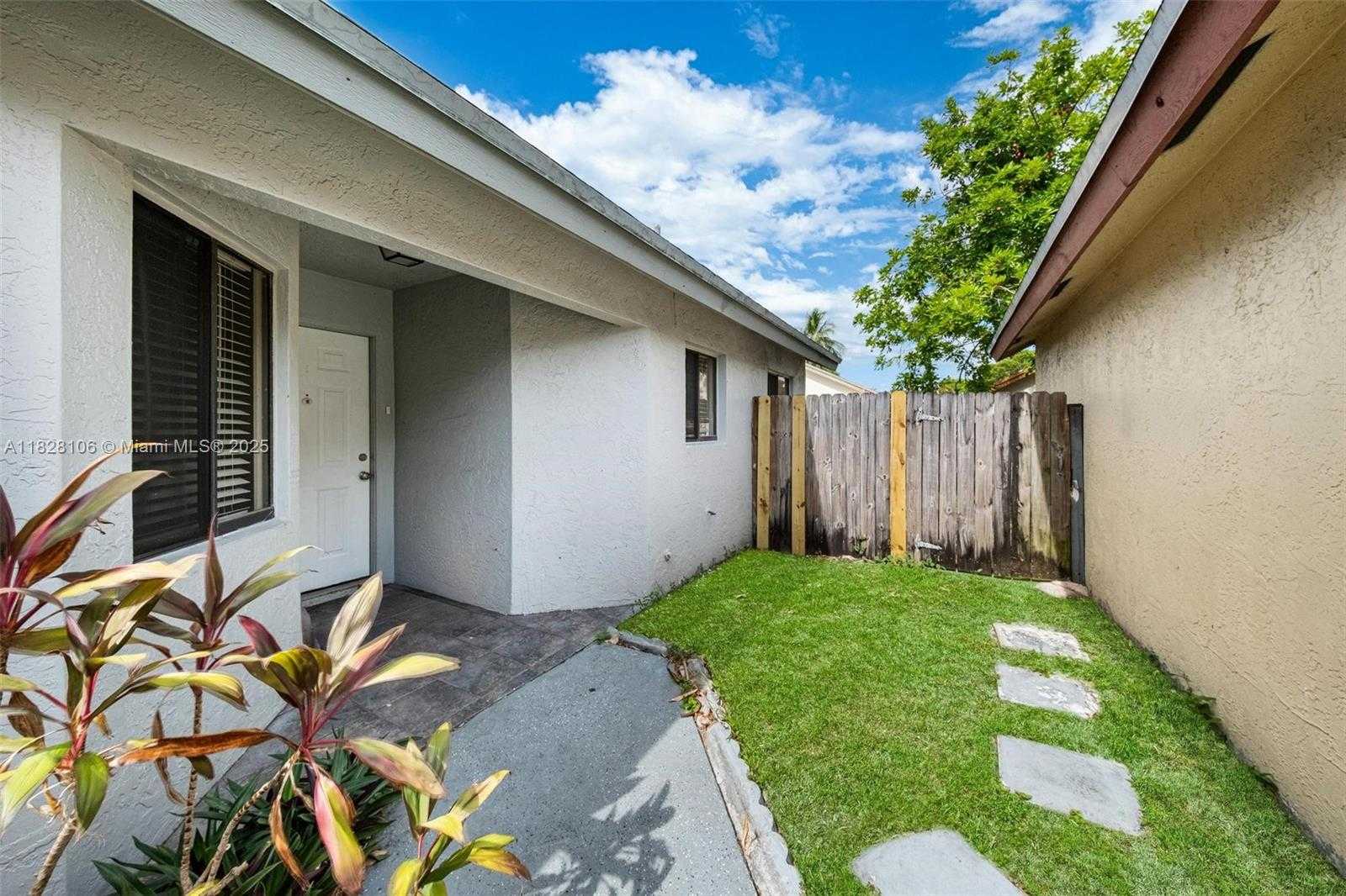 Small Image of 620 LAUREL WAY, North Lauderdale Number 26