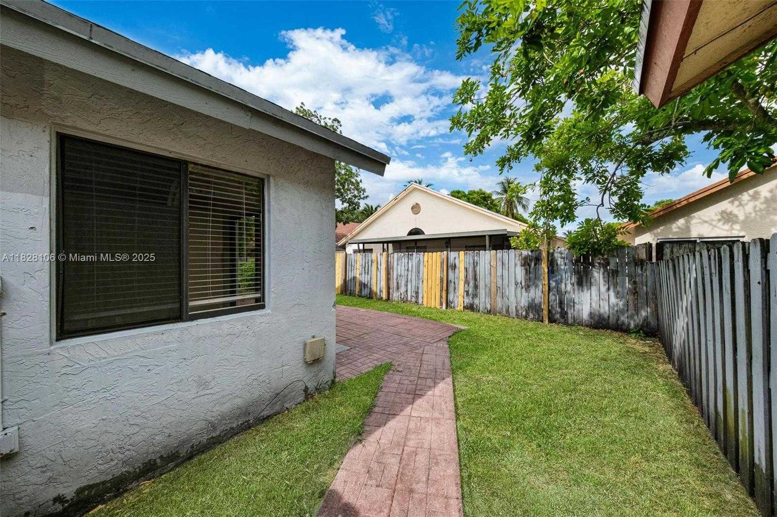 Small Image of 620 LAUREL WAY, North Lauderdale Number 28