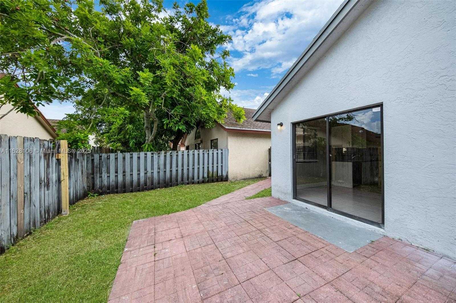 Small Image of 620 LAUREL WAY, North Lauderdale Number 29