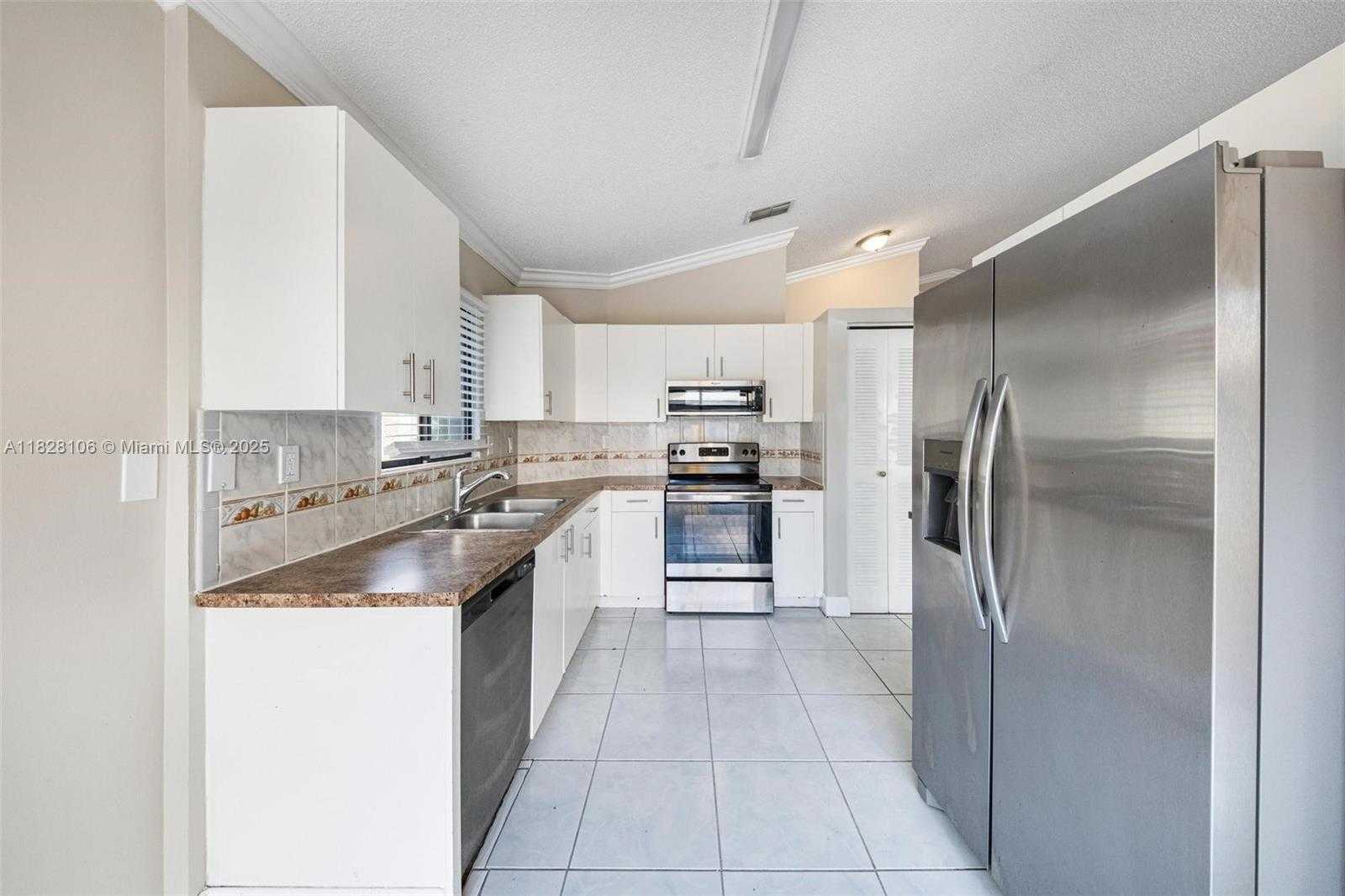 Small Image of 620 LAUREL WAY, North Lauderdale Number 3