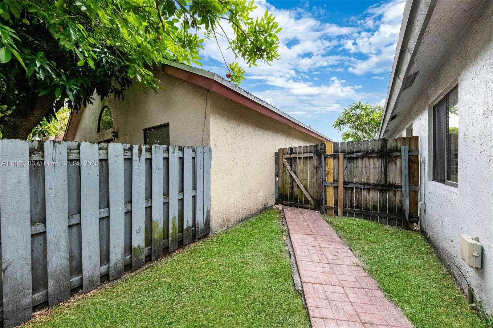 Small Image of 620 LAUREL WAY, North Lauderdale Number 30