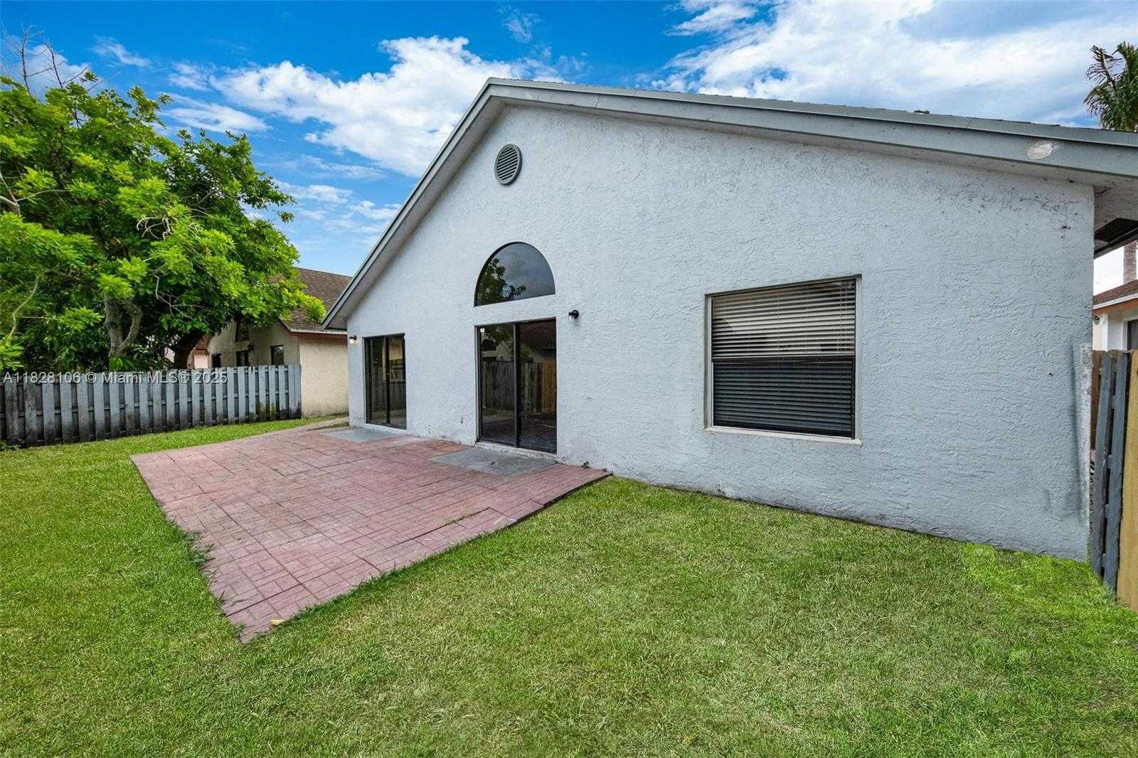 Small Image of 620 LAUREL WAY, North Lauderdale Number 31