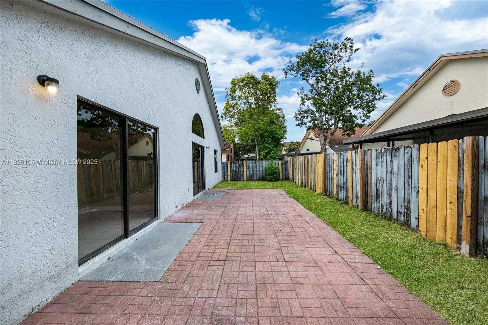 Small Image of 620 LAUREL WAY, North Lauderdale Number 32