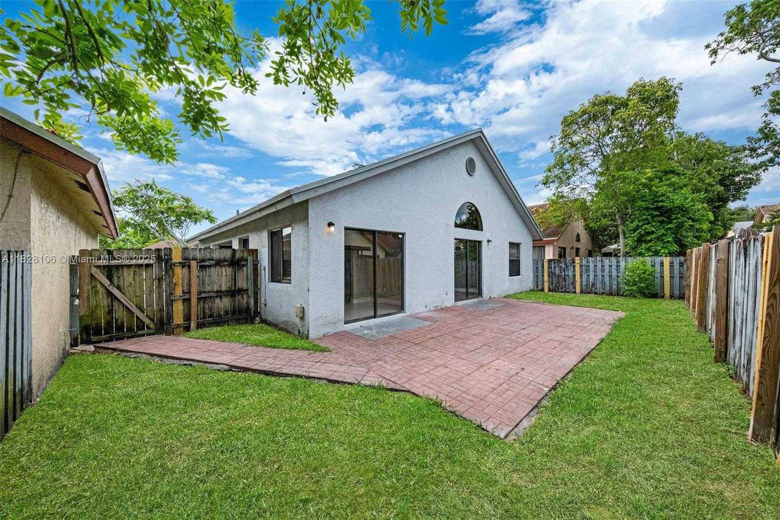 Small Image of 620 LAUREL WAY, North Lauderdale Number 34