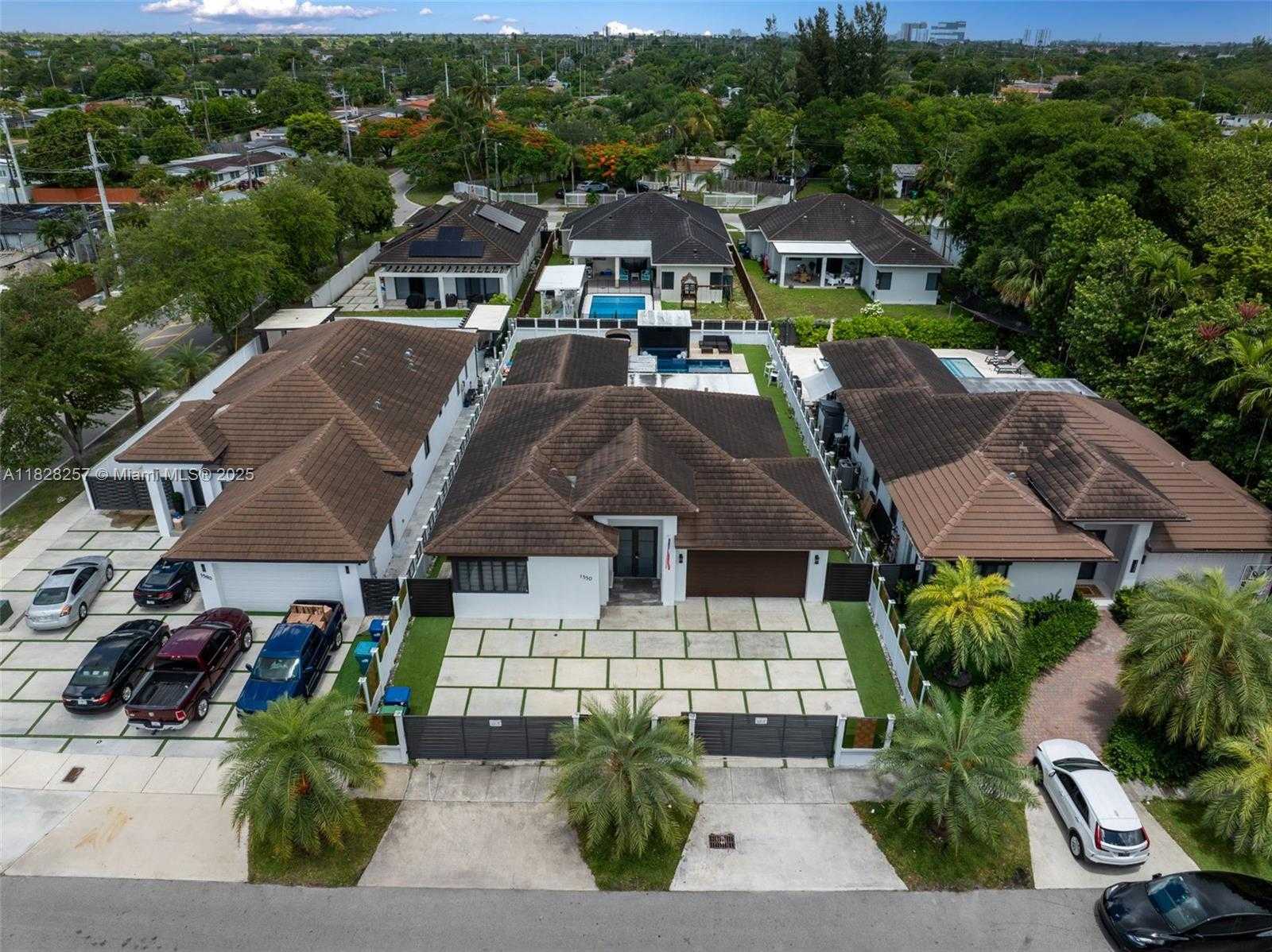 Small Image of 1550 SOUTH WEST 89TH CT, Miami Number 3