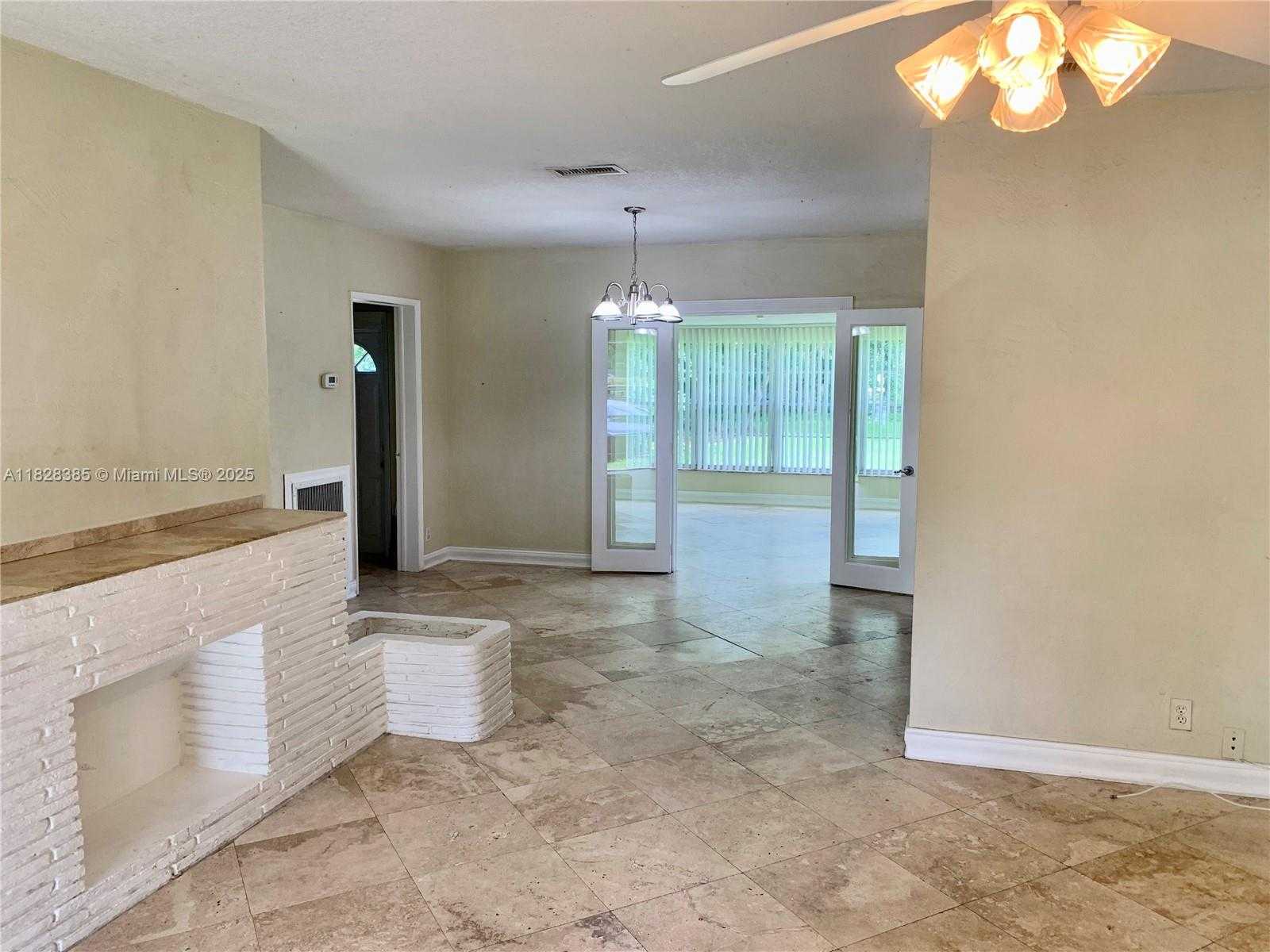 Small Image of 5221 ORANGE DR, Davie Number 4