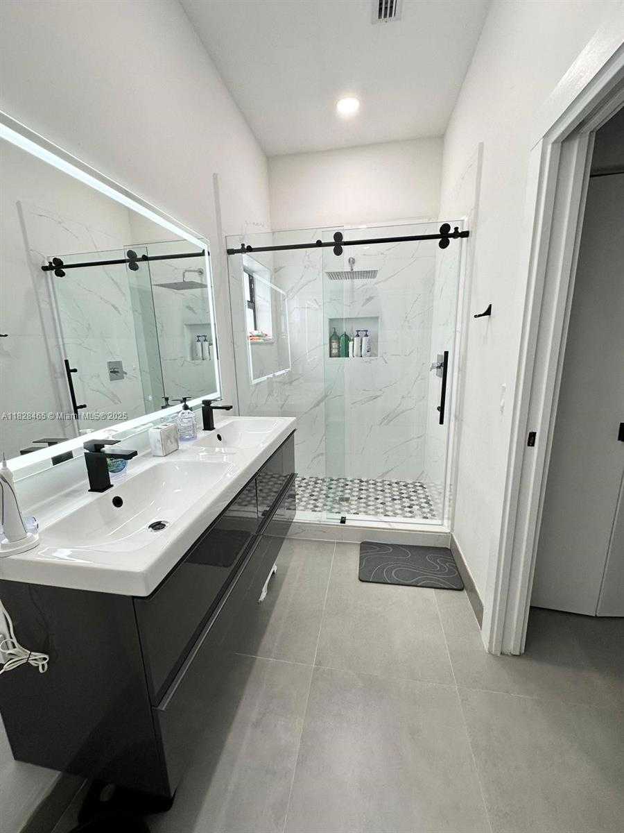 Small Image of 800 TANGLEWOOD CIR, Weston Number 11