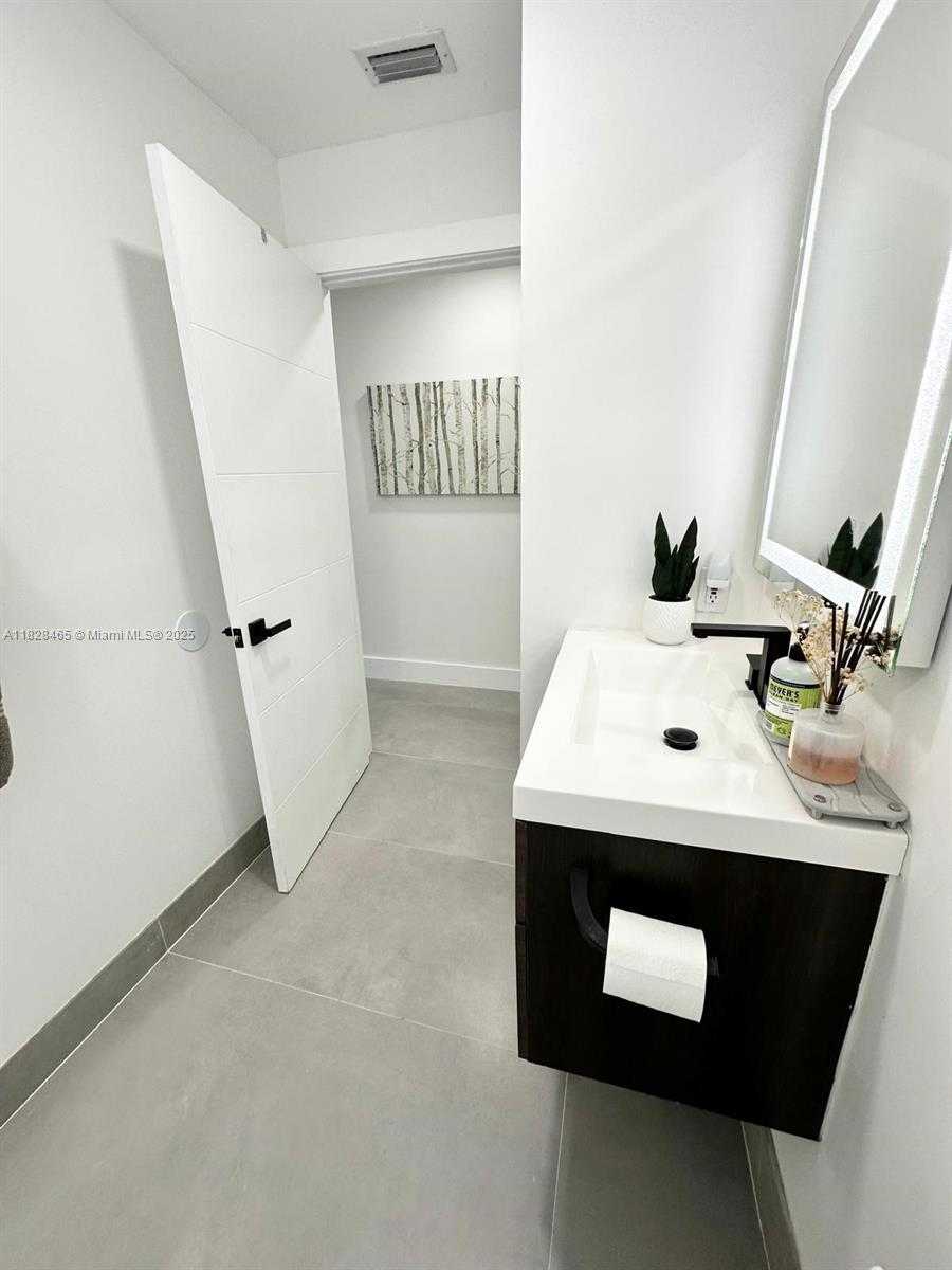 Small Image of 800 TANGLEWOOD CIR, Weston Number 12