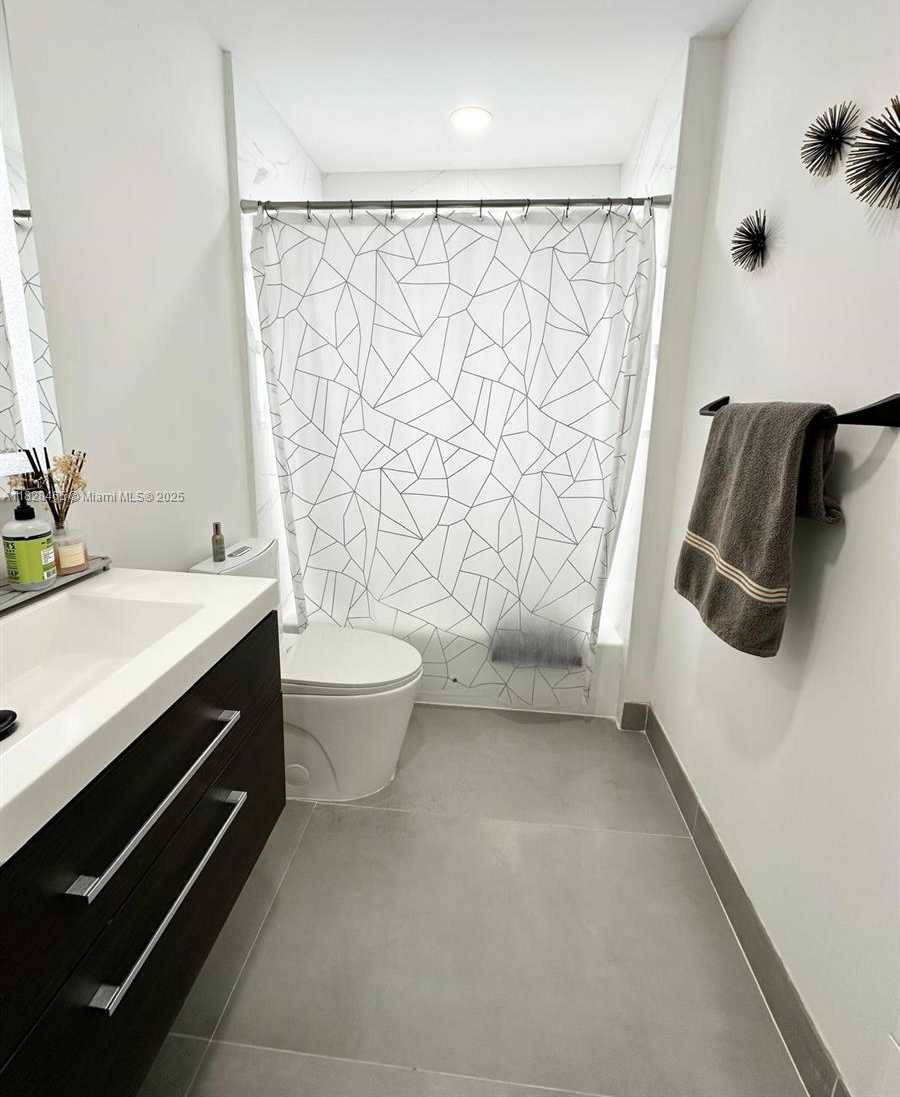 Small Image of 800 TANGLEWOOD CIR, Weston Number 13