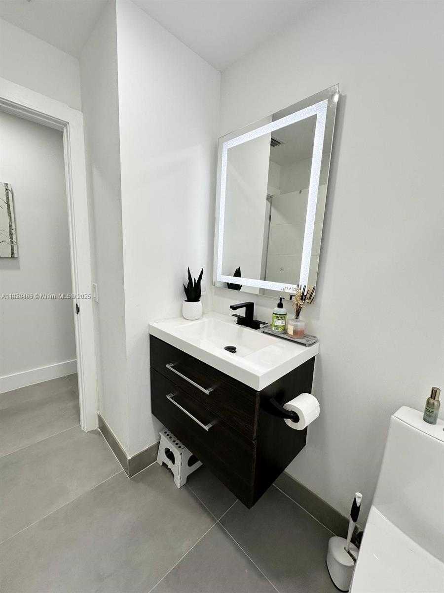 Small Image of 800 TANGLEWOOD CIR, Weston Number 14