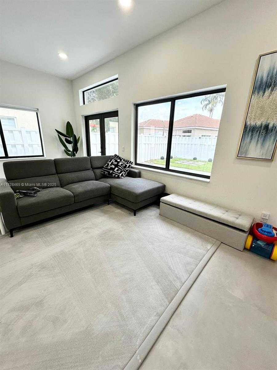 Small Image of 800 TANGLEWOOD CIR, Weston Number 15