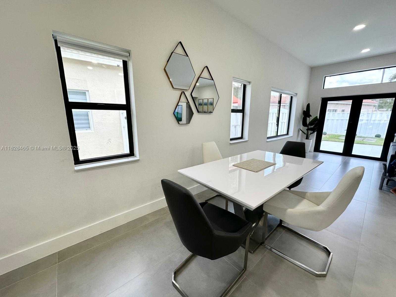 Small Image of 800 TANGLEWOOD CIR, Weston Number 16