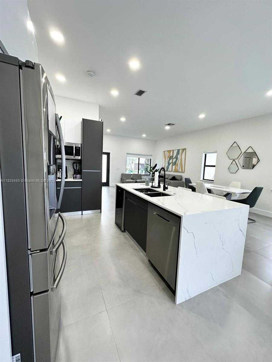 Small Image of 800 TANGLEWOOD CIR, Weston Number 17