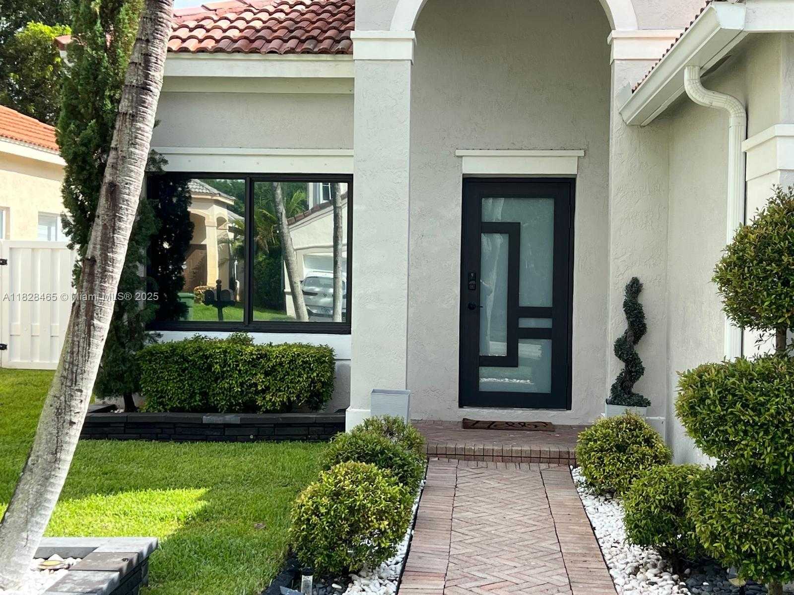 Small Image of 800 TANGLEWOOD CIR, Weston Number 2