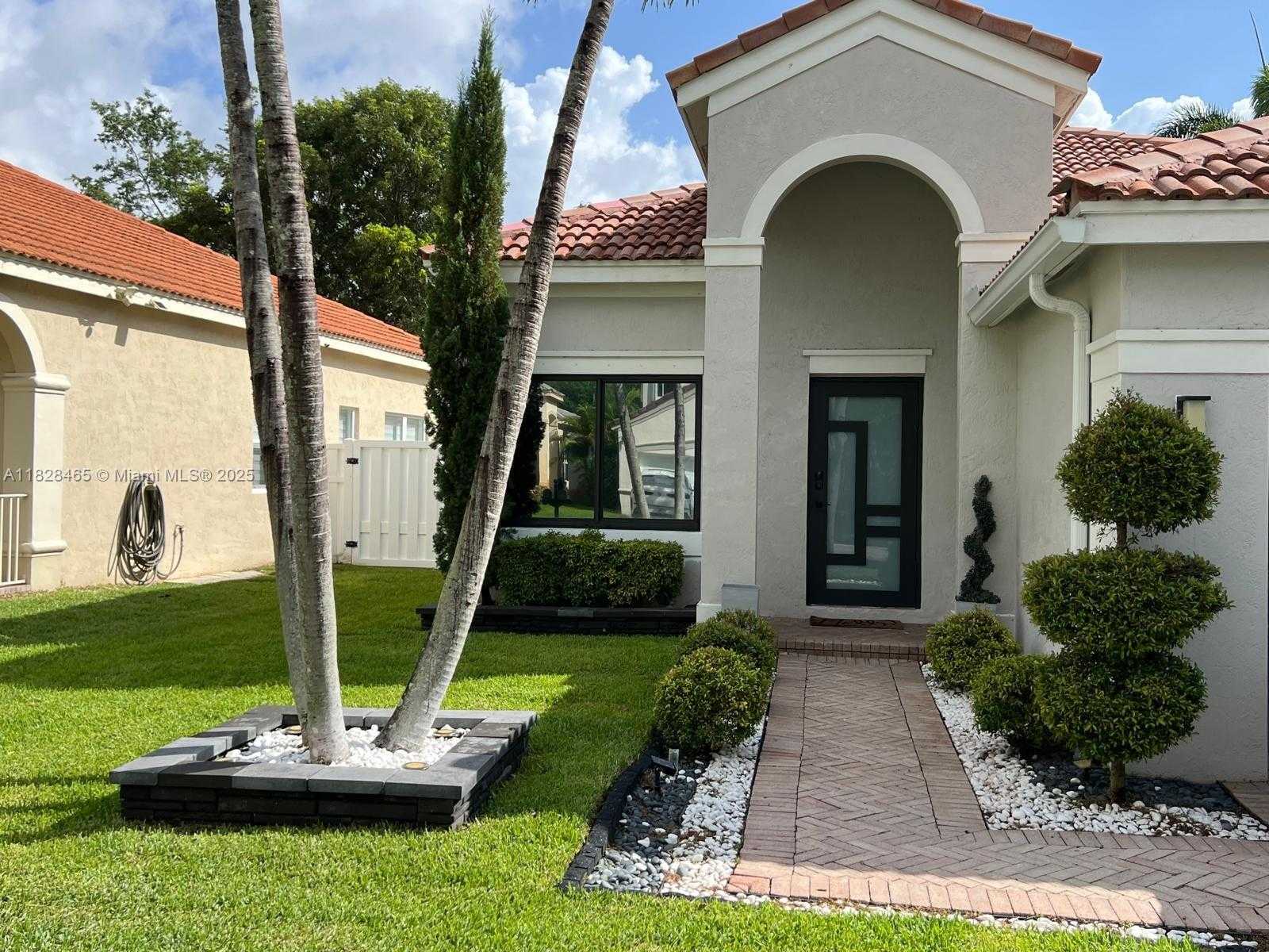 Small Image of 800 TANGLEWOOD CIR, Weston Number 3