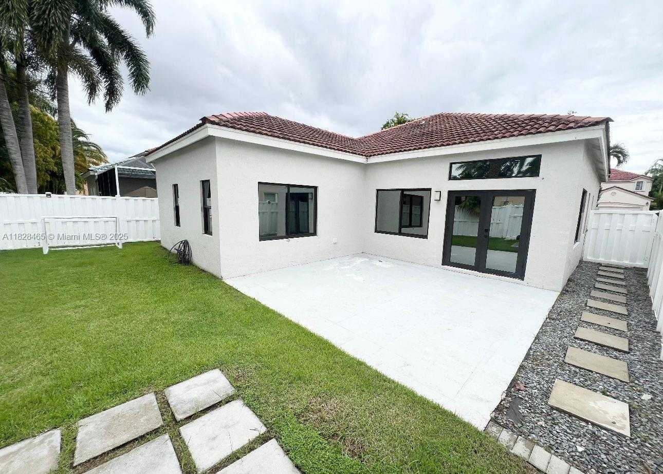 Small Image of 800 TANGLEWOOD CIR, Weston Number 6