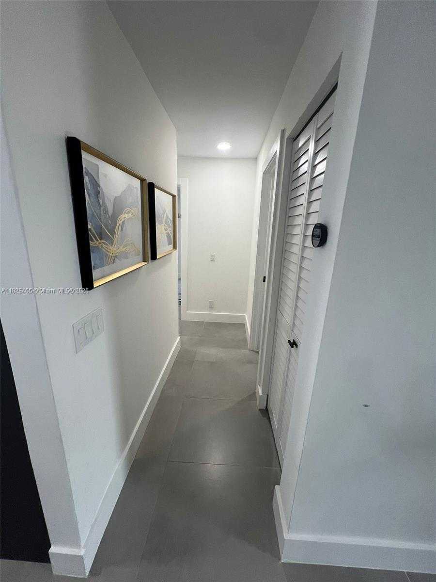 Small Image of 800 TANGLEWOOD CIR, Weston Number 9