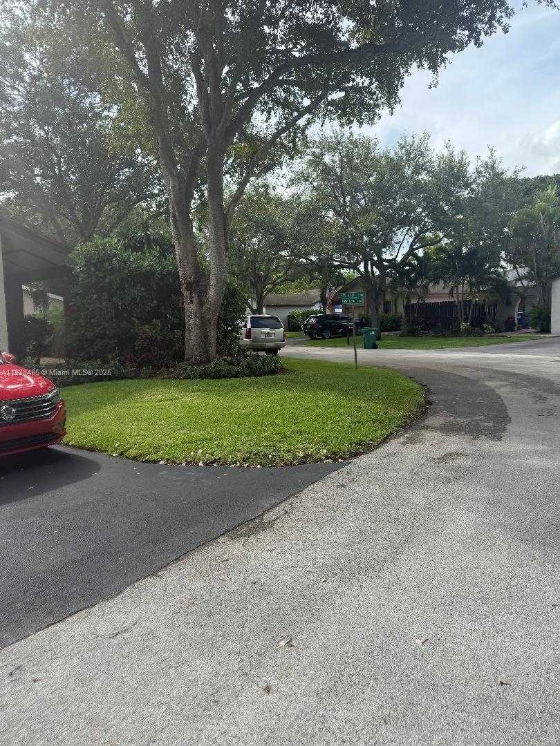Small Image of 11765 SOUTH WEST 135TH CT, Miami Number 2