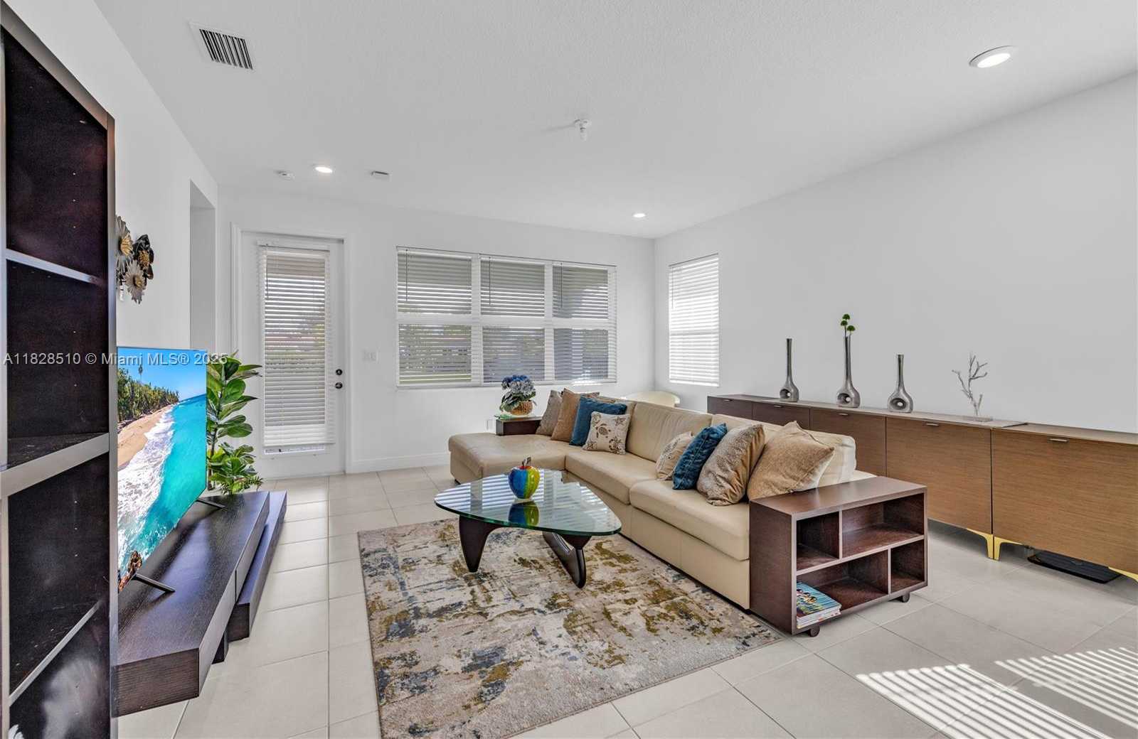 Small Image of 4242 ROSA DR, Deerfield Beach Number 15