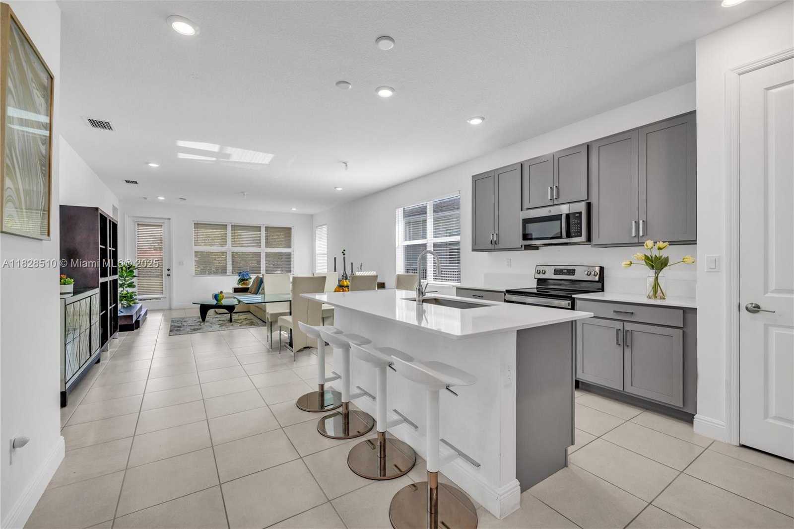 Small Image of 4242 ROSA DR, Deerfield Beach Number 17