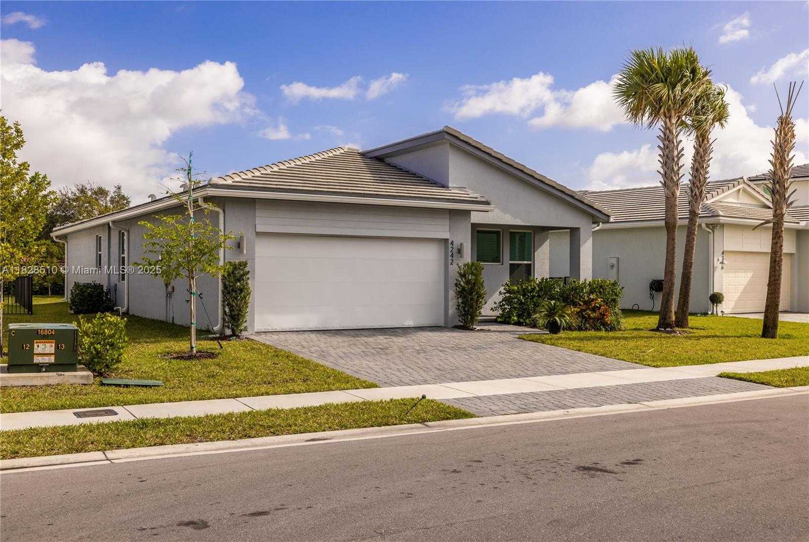 Small Image of 4242 ROSA DR, Deerfield Beach Number 2